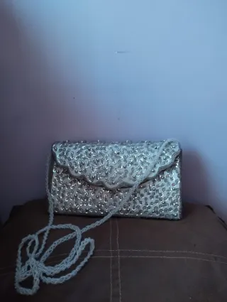 Bolso de fiesta plateado con cristalitos.