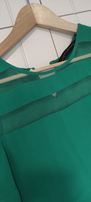 Blusa verde Zara con transparencias