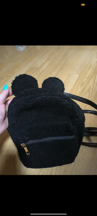 Mochila de peluche negra con orejas
