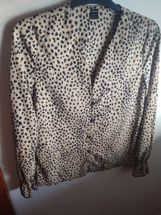 Camisa estampada leopardo beige y negra
