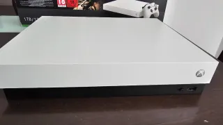 Xbox One X Robot White.