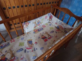 Cuna de bebé de madera