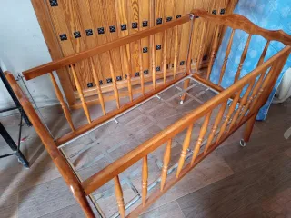 Cuna de bebé de madera