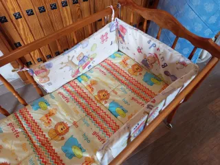 Cuna de bebé de madera