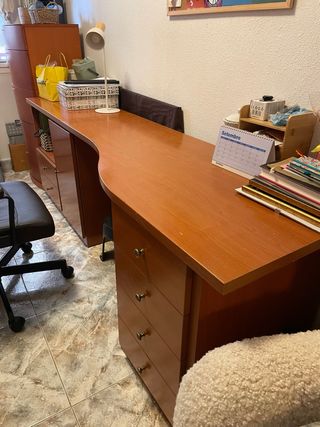 Mesa de despacho de madera marrón