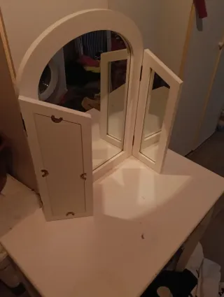 Tocador blanco con espejo triple