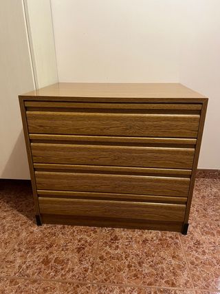 Cómoda de madera con 4 cajones