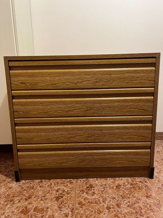 Cómoda de madera con 4 cajones