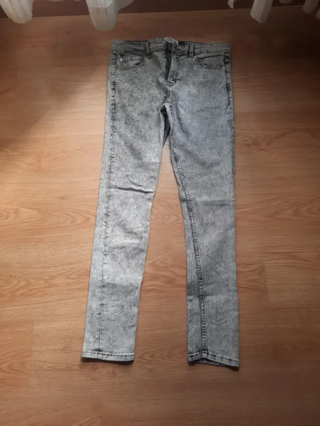 Vaqueros grises efecto desgastado