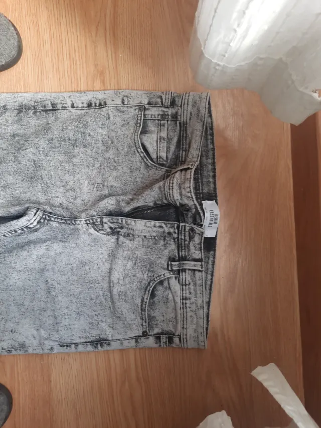 Vaqueros grises efecto desgastado