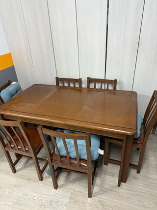 Mesa de comedor extensible y 6 sillas de madera
