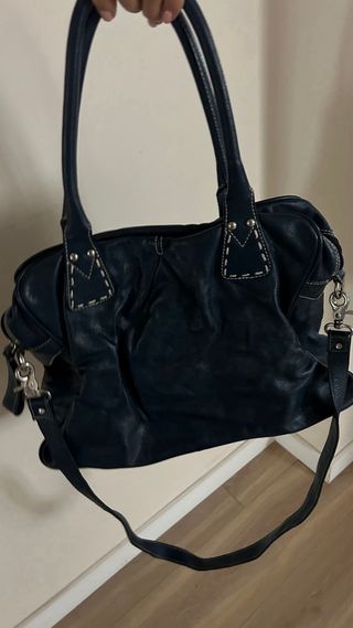 Bolso azul de piel con pespuntes