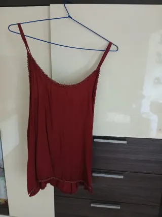 Camiseta tirantes roja con encaje