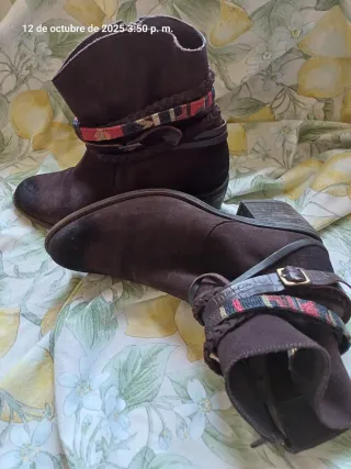 Botines marrones con detalles multicolor