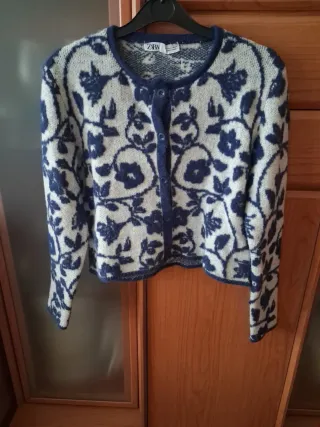 Chaqueta floral beige y azul 