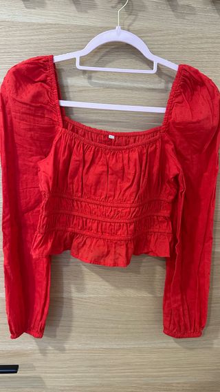 Blusa roja con fruncidos