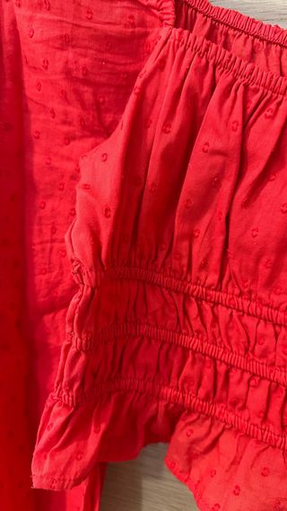 Blusa roja con fruncidos