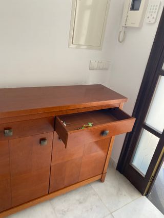 Cómoda de madera marrón