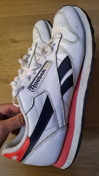 Zapatillas Reebok Clásicas de piel Blancas y Rojas