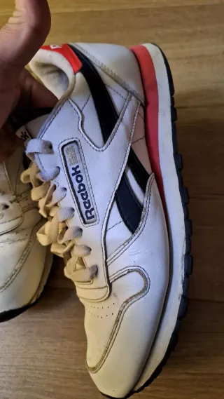 Zapatillas Reebok Clásicas de piel Blancas y Rojas