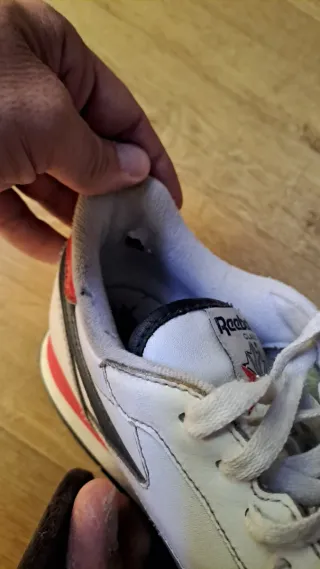 Zapatillas Reebok Clásicas de piel Blancas y Rojas