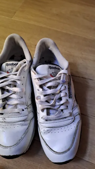Zapatillas Reebok Clásicas de piel Blancas y Rojas