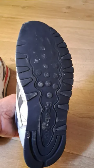 Zapatillas Reebok Clásicas de piel Blancas y Rojas