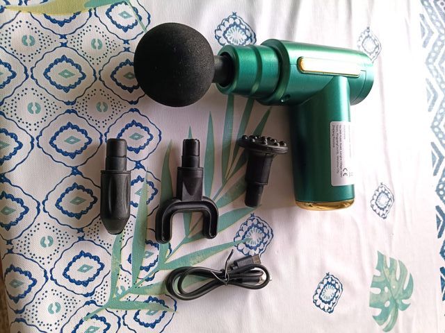 Pistola Masaje Muscular MAX Negra y Dorada