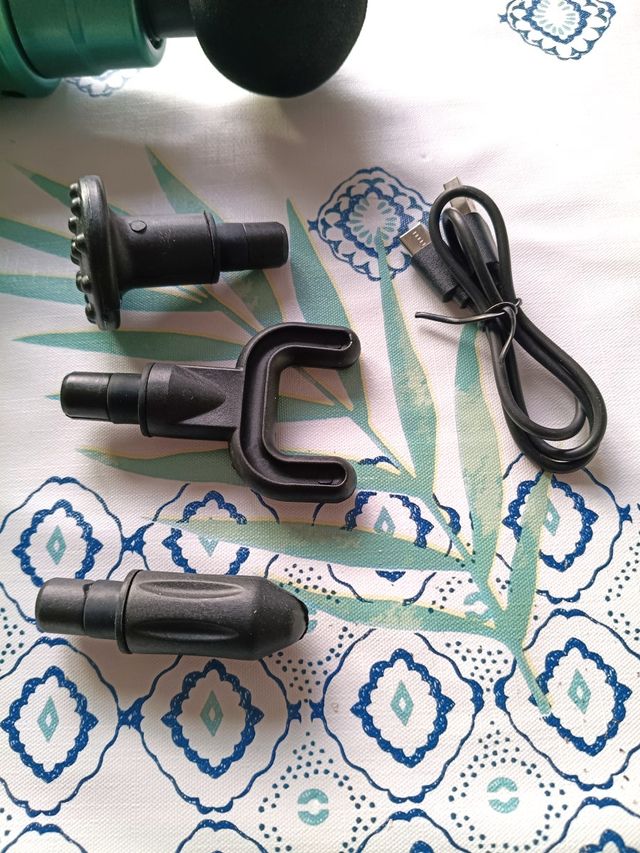 Pistola Masaje Muscular MAX Negra y Dorada