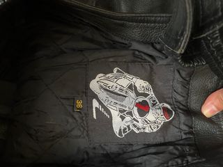 Mono de cuero negro con tirantes