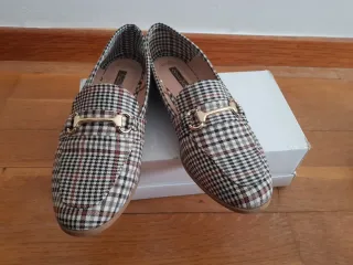 Zapatos planos a cuadros con hebilla dorada
