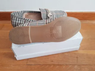 Zapatos planos a cuadros con hebilla dorada