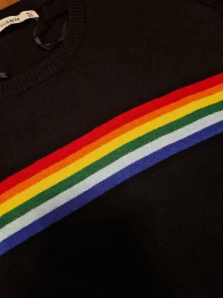 Jersey negro con rayas arcoíris