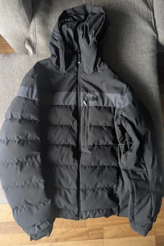 NO NEGOCIABLE Chaqueta Helly Hansen Negra usada.