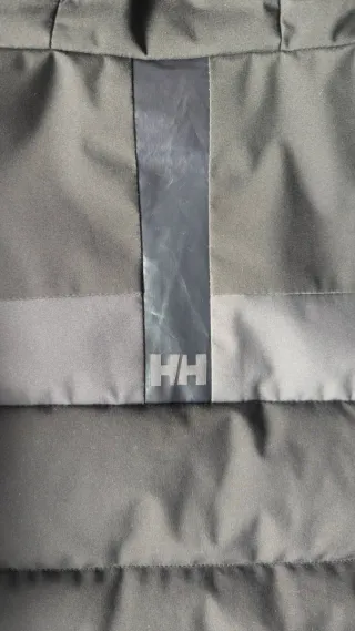 NO NEGOCIABLE Chaqueta Helly Hansen Negra usada.