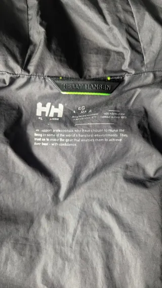 NO NEGOCIABLE Chaqueta Helly Hansen Negra usada.