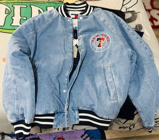 Chaqueta vaquera tipo bomber Tommy Jeans.NUEVA