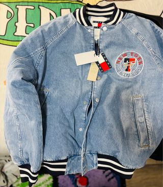 Chaqueta vaquera tipo bomber Tommy Jeans.NUEVA