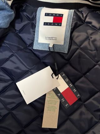 Chaqueta vaquera tipo bomber Tommy Jeans.NUEVA