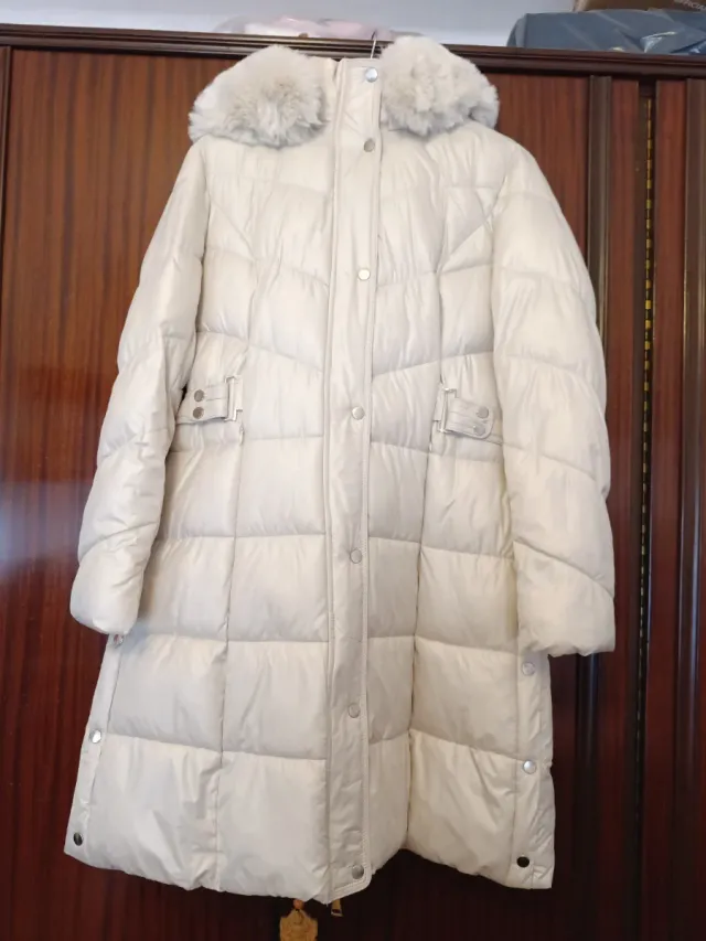 Abrigo largo beige con capucha