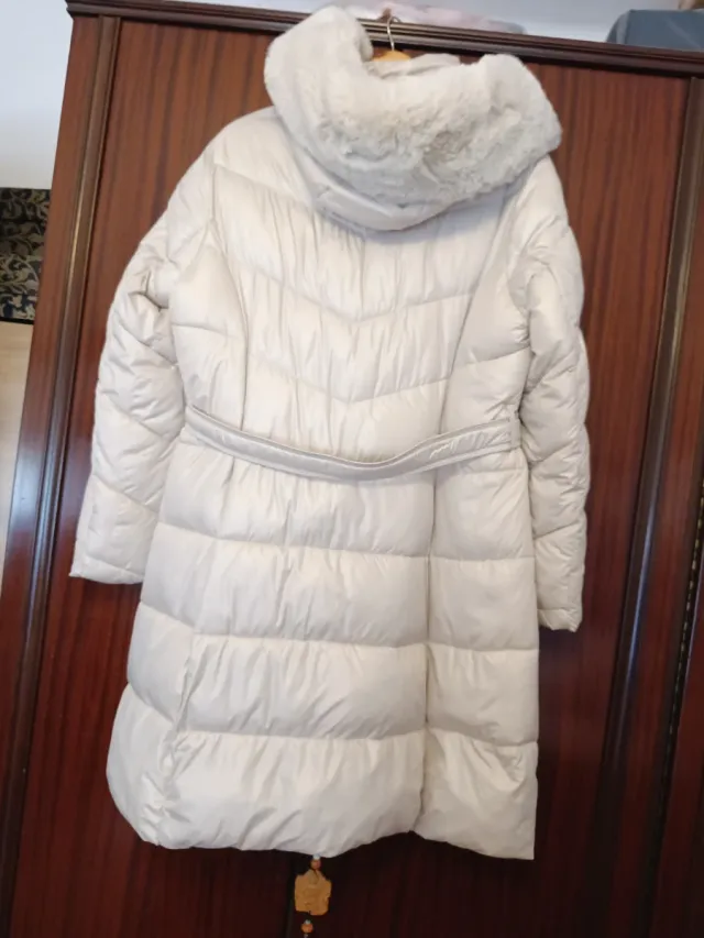 Abrigo largo beige con capucha