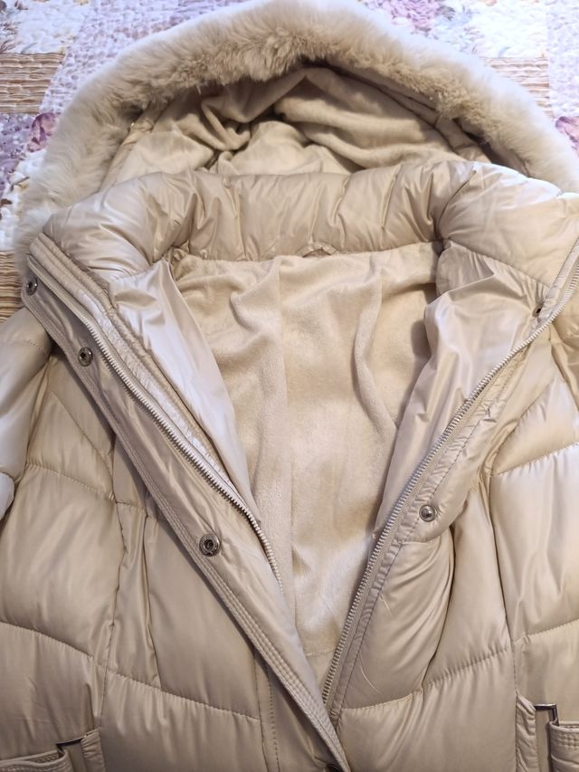 Abrigo largo beige con capucha