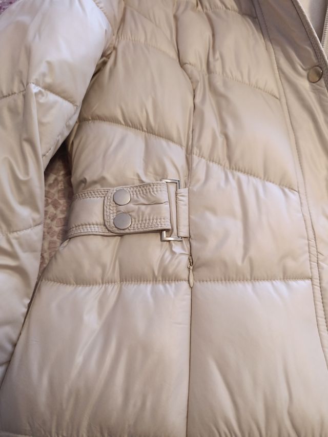 Abrigo largo beige con capucha