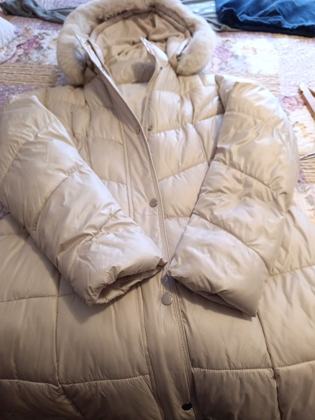 Abrigo largo beige con capucha