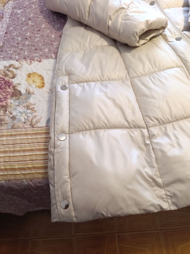 Abrigo largo beige con capucha