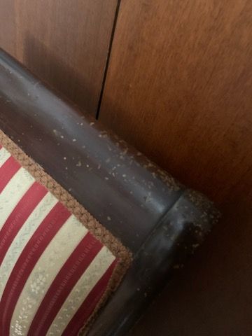 Descalzadoras y banqueta de madera y tela