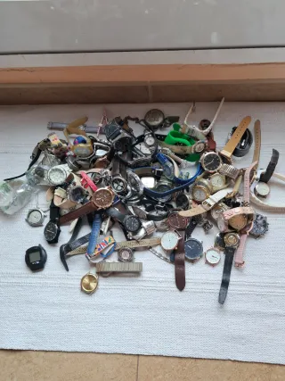 Lote de relojes hombre y mujer. En total 98 reloje