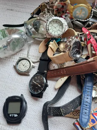 Lote de relojes hombre y mujer. En total 98 reloje