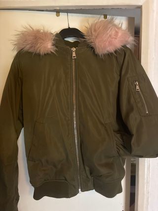 Cazadora verde con capucha y pelo rosa