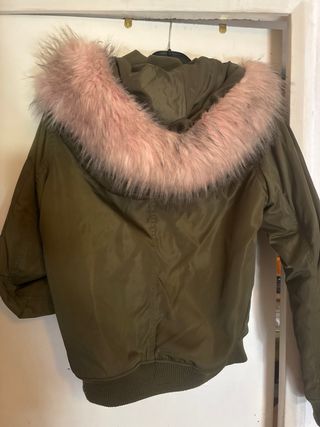 Cazadora verde con capucha y pelo rosa